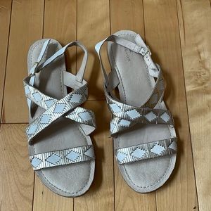 Perfect versatile white/metallic flat sandals